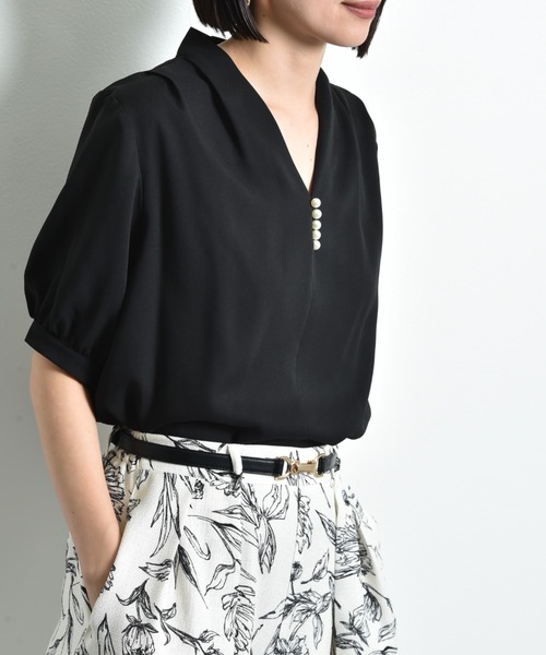 INTERPLANET(インタープラネット)の「モスクレープVネックパールデザイン半袖ブラウス(シャツ/ブラウス・レディース・オフホワイト/グレー/ブラック・FREE)」の6枚目の写真