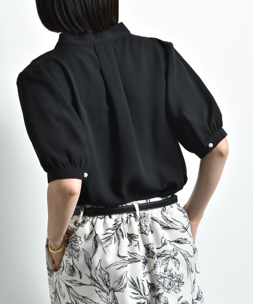 INTERPLANET(インタープラネット)の「モスクレープVネックパールデザイン半袖ブラウス(シャツ/ブラウス・レディース・オフホワイト/グレー/ブラック・FREE)」の7枚目の写真