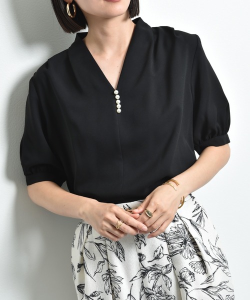 INTERPLANET(インタープラネット)の「モスクレープVネックパールデザイン半袖ブラウス(シャツ/ブラウス・レディース・オフホワイト/グレー/ブラック・FREE)」の8枚目の写真