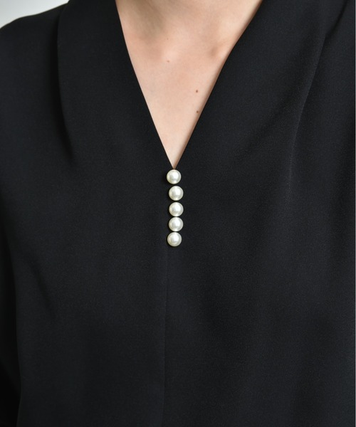INTERPLANET(インタープラネット)の「モスクレープVネックパールデザイン半袖ブラウス(シャツ/ブラウス・レディース・オフホワイト/グレー/ブラック・FREE)」の10枚目の写真