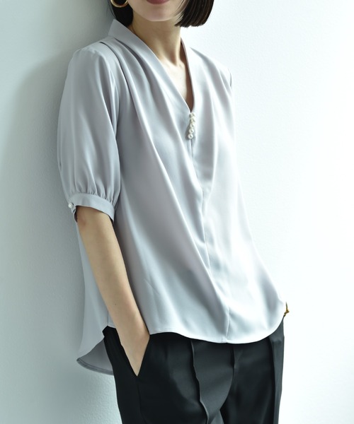 INTERPLANET(インタープラネット)の「モスクレープVネックパールデザイン半袖ブラウス(シャツ/ブラウス・レディース・オフホワイト/グレー/ブラック・FREE)」の15枚目の写真