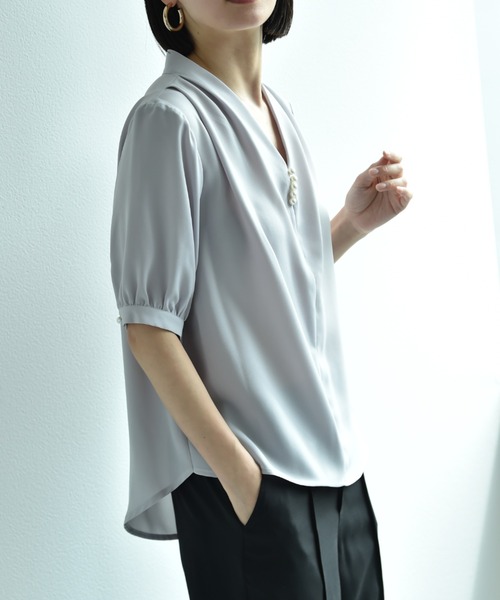 INTERPLANET(インタープラネット)の「モスクレープVネックパールデザイン半袖ブラウス(シャツ/ブラウス・レディース・オフホワイト/グレー/ブラック・FREE)」の16枚目の写真