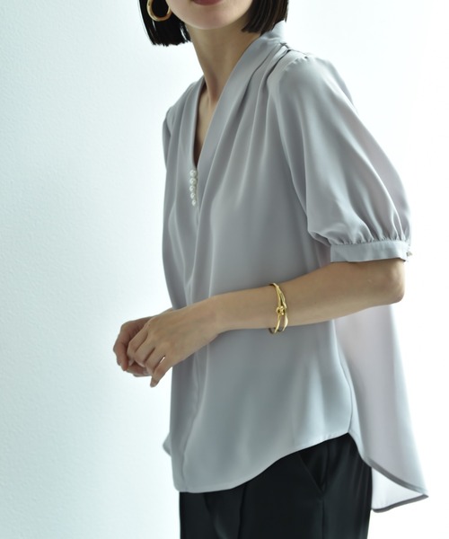 INTERPLANET(インタープラネット)の「モスクレープVネックパールデザイン半袖ブラウス(シャツ/ブラウス・レディース・オフホワイト/グレー/ブラック・FREE)」の18枚目の写真