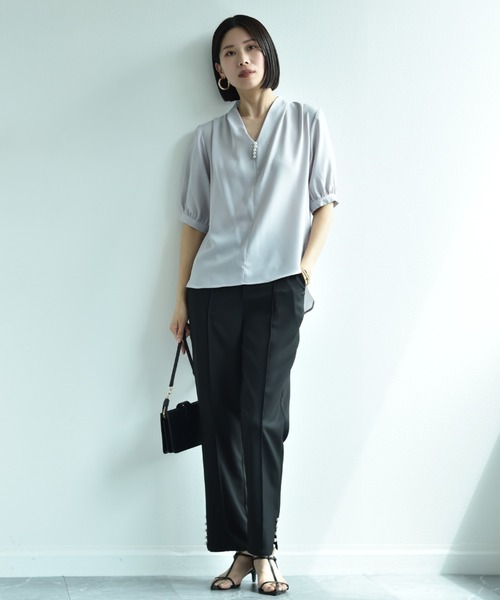 INTERPLANET(インタープラネット)の「モスクレープVネックパールデザイン半袖ブラウス(シャツ/ブラウス・レディース・オフホワイト/グレー/ブラック・FREE)」の19枚目の写真