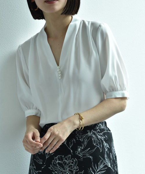INTERPLANET(インタープラネット)の「モスクレープVネックパールデザイン半袖ブラウス(シャツ/ブラウス・レディース・オフホワイト/グレー/ブラック・FREE)」の22枚目の写真