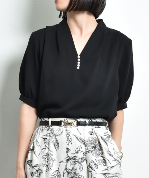 INTERPLANET(インタープラネット)の「モスクレープVネックパールデザイン半袖ブラウス(シャツ/ブラウス・レディース・オフホワイト/グレー/ブラック・FREE)」の9枚目の写真