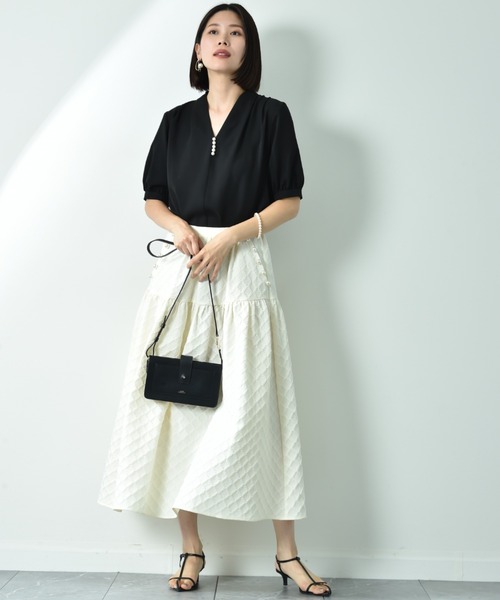 INTERPLANET(インタープラネット)の「モスクレープVネックパールデザイン半袖ブラウス(シャツ/ブラウス・レディース・オフホワイト/グレー/ブラック・FREE)」の4枚目の写真