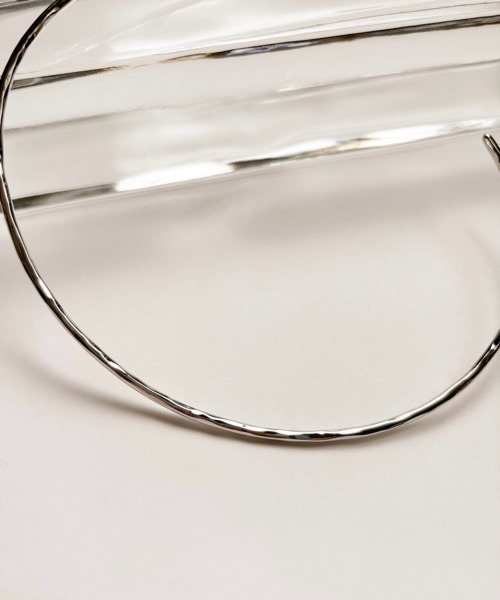 tone（トーン）の「【ECRu.】テクスチャー メタル チョーカー/ネックカフ（チョーカー・レディース・シルバー/ゴールド・FREE）」の4枚目の写真