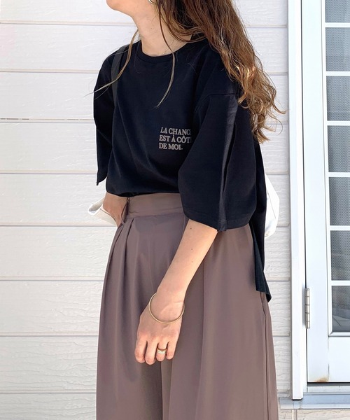 Q（キュー）の「スリットスリーブロゴT（Tシャツ/カットソー・レディース・ブラック/ホワイト・MEDIUM）」の7枚目の写真