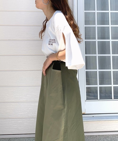 Q（キュー）の「スリットスリーブロゴT（Tシャツ/カットソー・レディース・ブラック/ホワイト・MEDIUM）」の12枚目の写真