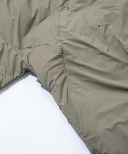 F/CE. (エフシーイー)の「F/CE. FT NEW STAND LONG COAT / エフシーイー FT ニュースタンドロングコート(ダウンジャケット/コート・レディース・ブルー/セージグリーン/ブラック/オリーブ・SMALL)」の21枚目の写真