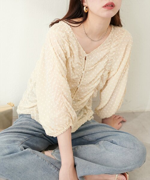 natural couture(ナチュラルクチュール)の「ドビードットシャーリングトップス(シャツ/ブラウス・レディース・アイボリー/ブラック/ブルー/ピンク・FREE)」の3枚目の写真