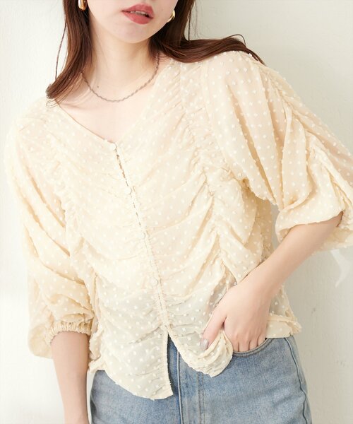natural couture(ナチュラルクチュール)の「ドビードットシャーリングトップス(シャツ/ブラウス・レディース・アイボリー/ブラック/ブルー/ピンク・FREE)」の6枚目の写真
