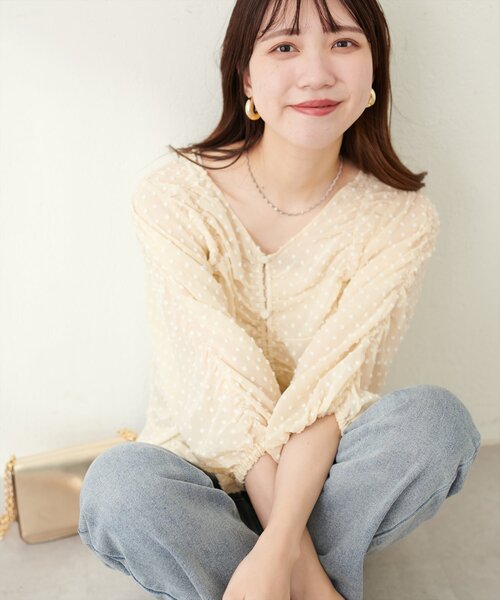 natural couture(ナチュラルクチュール)の「ドビードットシャーリングトップス(シャツ/ブラウス・レディース・アイボリー/ブラック/ブルー/ピンク・FREE)」の5枚目の写真