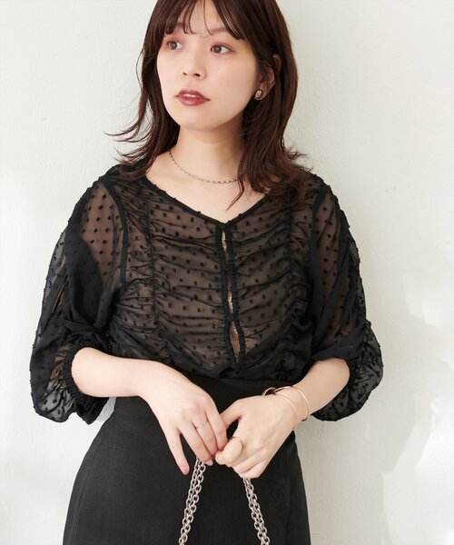 natural couture(ナチュラルクチュール)の「ドビードットシャーリングトップス(シャツ/ブラウス・レディース・アイボリー/ブラック/ブルー/ピンク・FREE)」の10枚目の写真