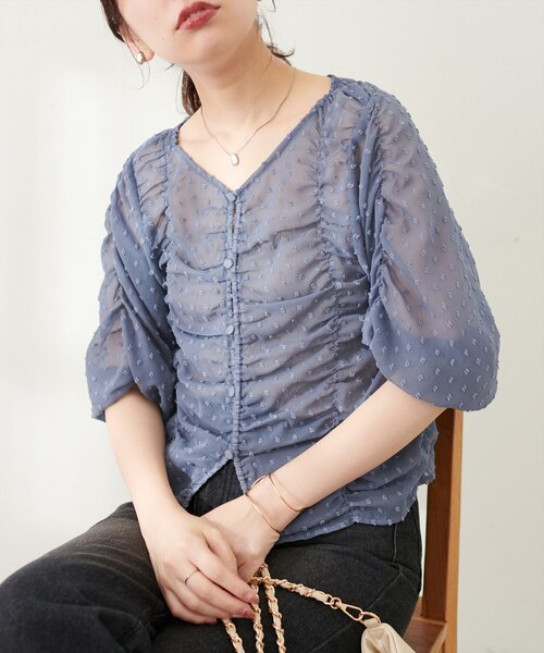 natural couture(ナチュラルクチュール)の「ドビードットシャーリングトップス(シャツ/ブラウス・レディース・アイボリー/ブラック/ブルー/ピンク・FREE)」の16枚目の写真