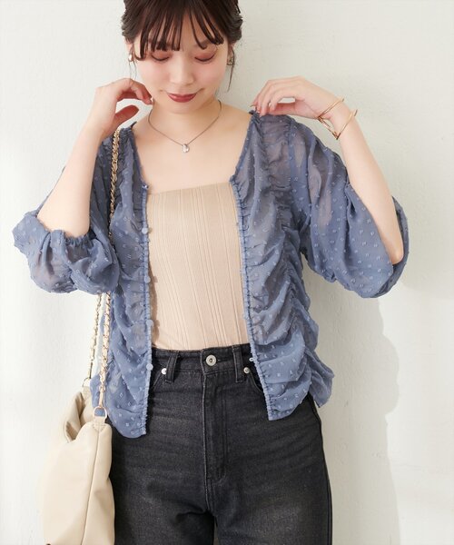 natural couture(ナチュラルクチュール)の「ドビードットシャーリングトップス(シャツ/ブラウス・レディース・アイボリー/ブラック/ブルー/ピンク・FREE)」の1枚目の写真