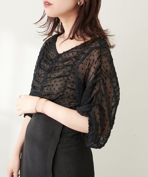 natural couture(ナチュラルクチュール)の「ドビードットシャーリングトップス(シャツ/ブラウス・レディース・アイボリー/ブラック/ブルー/ピンク・FREE)」の4枚目の写真