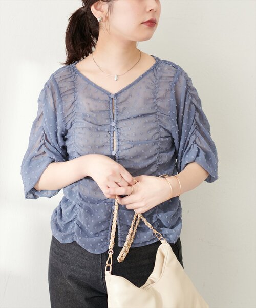 natural couture(ナチュラルクチュール)の「ドビードットシャーリングトップス(シャツ/ブラウス・レディース・アイボリー/ブラック/ブルー/ピンク・FREE)」の17枚目の写真