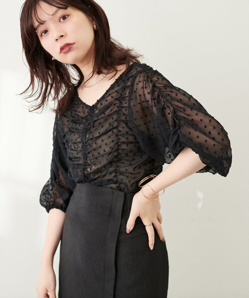 natural couture(ナチュラルクチュール)の「ドビードットシャーリングトップス(シャツ/ブラウス・レディース・アイボリー/ブラック/ブルー/ピンク・FREE)」の11枚目の写真