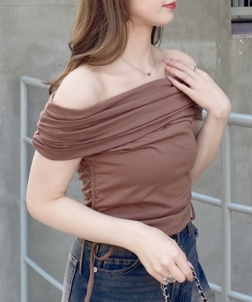 INGNI(イング)の「サイドギャザーオフショルトップス(Tシャツ/カットソー・レディース・オフホワイト/ブラック/ブラウン・M)」の3枚目の写真