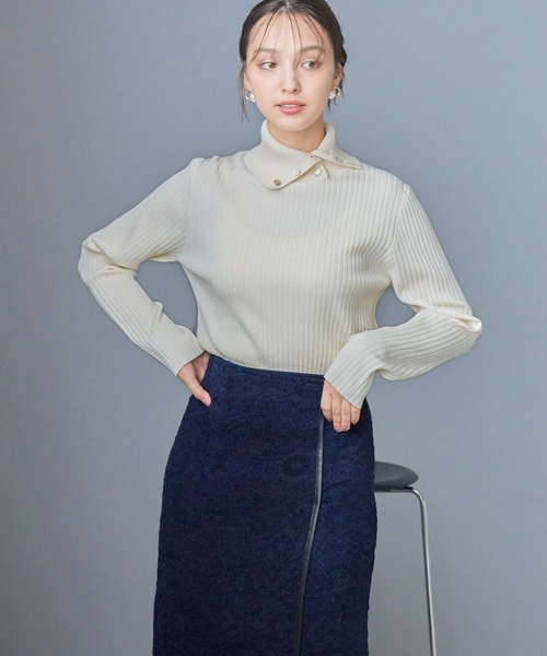 Andemiu(アンデミュウ)の「リブヘンケイエリボタンニット202743(ニット/セーター・レディース・ブラック/ブラウン/グレー/アイボリー・FREE)」の1枚目の写真