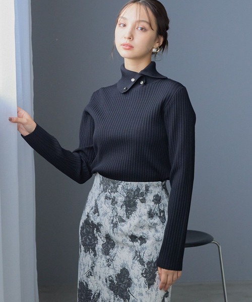 Andemiu(アンデミュウ)の「リブヘンケイエリボタンニット202743(ニット/セーター・レディース・ブラック/ブラウン/グレー/アイボリー・FREE)」の2枚目の写真