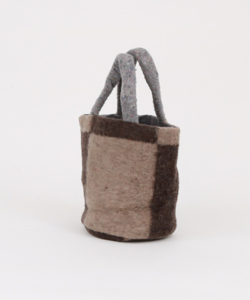 UNBILLION（アンビリオン）の「アフリカンスクエアー AFRICANSQUARE / アクリル毛布 丸トート（トートバッグ・レディース・その他・FREE）」の2枚目の写真