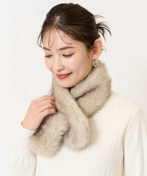 a.v.v（アーヴェヴェ）の「エコファークロスティペット（ストール/ショール・レディース・アイボリー/ベージュ・38）」の2枚目の写真