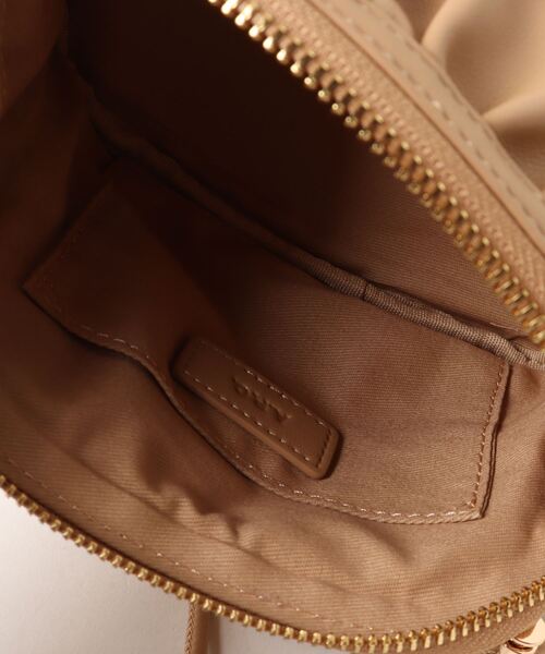 A.P.C.(アーペーセー)の「BOURSE NINON SMALL(ショルダーバッグ・レディース・ベージュ系その他/ブラウン系その他・ONESIZE)」の4枚目の写真