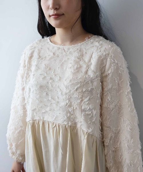 leswel(レスウェル)の「【L~5L 大きいサイズ】フェザークロス切替えチュニック(チュニック・レディース・クリーム/ブラック・3L/LL/5L/4L/L)」の5枚目の写真