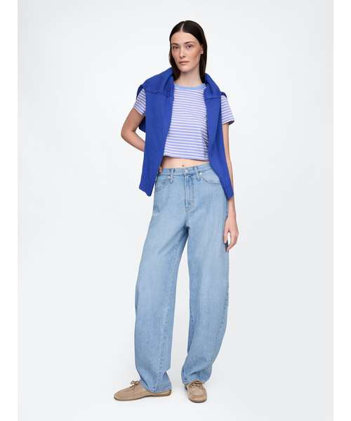 GAP(ギャップ)の「ハイライズ ウルトラソフト バレルデニム(デニムパンツ・レディース・ライトインディゴブルー・26/25/27/24/28/29/30/23)」の2枚目の写真