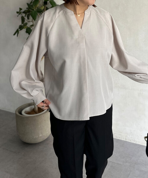Chez toi(シェトワ)の「リネンライクスリットネックブラウス(シャツ/ブラウス・レディース・オフホワイト/チャコールグレー/ブルー/ライトグレー・FREE)」の4枚目の写真