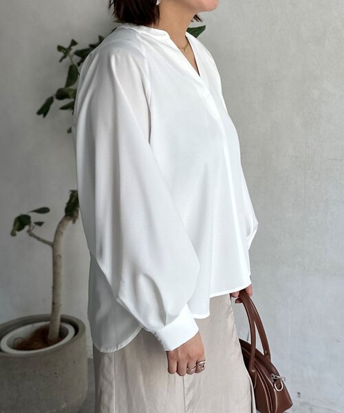Chez toi(シェトワ)の「リネンライクスリットネックブラウス(シャツ/ブラウス・レディース・オフホワイト/チャコールグレー/ブルー/ライトグレー・FREE)」の10枚目の写真