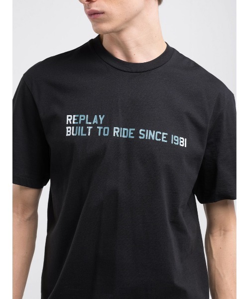 REPLAY(リプレイ)の「リラックスフィット ベーシックジャ-ジーコットンプリントTシャツ(Tシャツ/カットソー・メンズ・ホワイト/ブラック・MEDIUM/LARGE/X-LARGE/SMALL)」の4枚目の写真