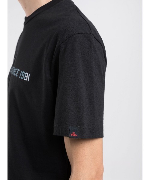 REPLAY(リプレイ)の「リラックスフィット ベーシックジャ-ジーコットンプリントTシャツ(Tシャツ/カットソー・メンズ・ホワイト/ブラック・MEDIUM/LARGE/X-LARGE/SMALL)」の5枚目の写真