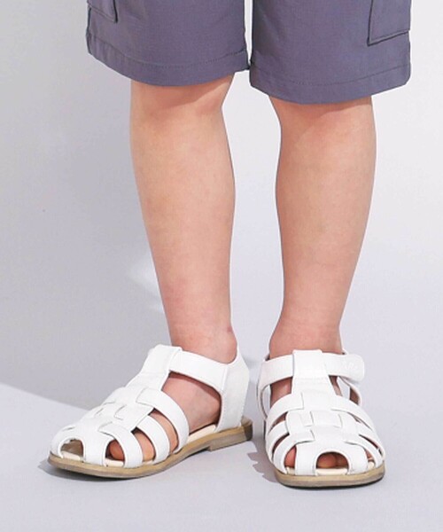 BeBe（ベベ）の「ロゴ型押しストラップカメサンダル(13~19cm)（サンダル・キッズ・ホワイト/ブラック・18.0cm/17.0cm/14.0cm/15.0cm/19.0cm/16.0cm/13.0cm）」の2枚目の写真