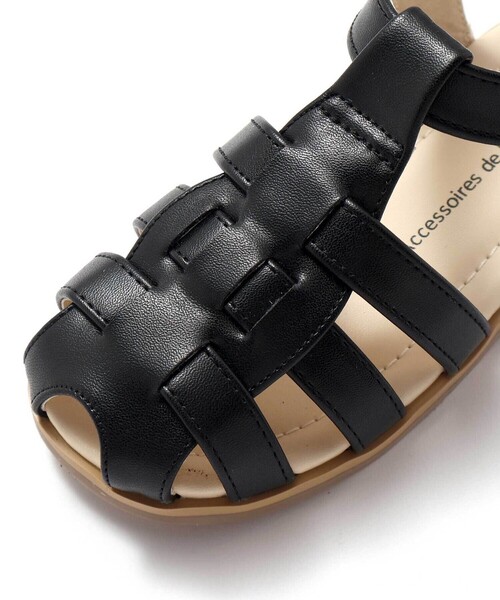 BeBe（ベベ）の「ロゴ型押しストラップカメサンダル(13~19cm)（サンダル・キッズ・ホワイト/ブラック・18.0cm/17.0cm/14.0cm/15.0cm/19.0cm/16.0cm/13.0cm）」の8枚目の写真