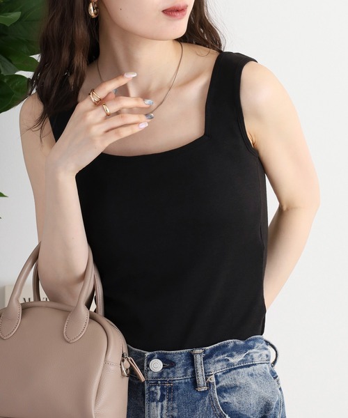 atONE(アットワン)の「カップ付きスクエアーネックタンクトップ(タンクトップ・レディース・グレイッシュベージュ/杢グレー/オフホワイト/カーキ/ネイビー/チャコールグレー/ブラック・LL/4L/M/L/3L)」の3枚目の写真
