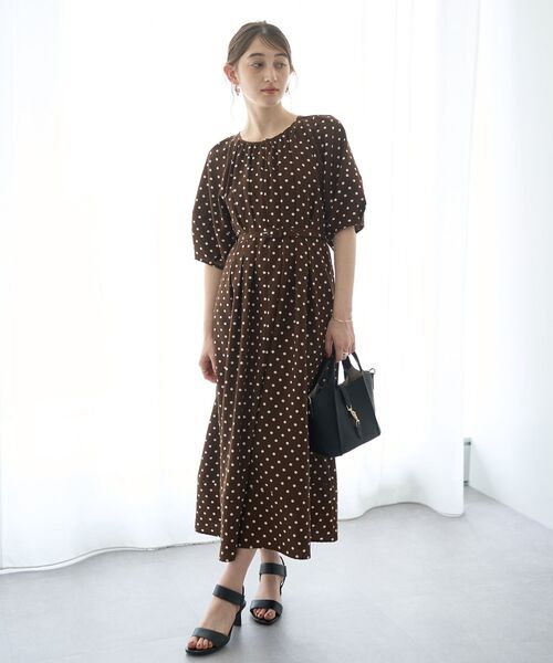 YECCA VECCA（イェッカヴェッカ）の「ベルト付きタックデザインワンピース（ワンピース・レディース・イエロー/ネイビー/ドット・FREE）」の4枚目の写真