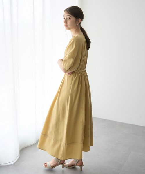 YECCA VECCA（イェッカヴェッカ）の「ベルト付きタックデザインワンピース（ワンピース・レディース・イエロー/ネイビー/ドット・FREE）」の5枚目の写真