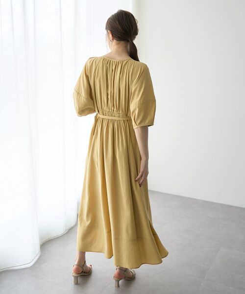 YECCA VECCA（イェッカヴェッカ）の「ベルト付きタックデザインワンピース（ワンピース・レディース・イエロー/ネイビー/ドット・FREE）」の12枚目の写真