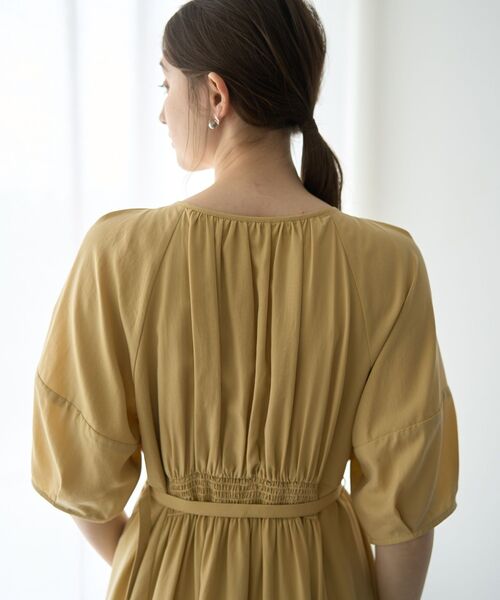 YECCA VECCA（イェッカヴェッカ）の「ベルト付きタックデザインワンピース（ワンピース・レディース・イエロー/ネイビー/ドット・FREE）」の17枚目の写真