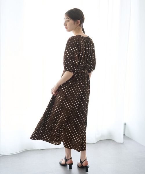 YECCA VECCA（イェッカヴェッカ）の「ベルト付きタックデザインワンピース（ワンピース・レディース・イエロー/ネイビー/ドット・FREE）」の22枚目の写真