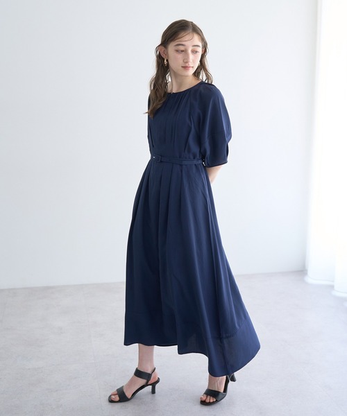 YECCA VECCA（イェッカヴェッカ）の「ベルト付きタックデザインワンピース（ワンピース・レディース・イエロー/ネイビー/ドット・FREE）」の2枚目の写真