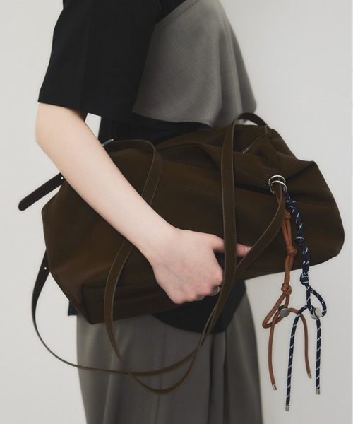 HANNE(アン)の「スムースフェイクレザーバッグ(ショルダーバッグ・レディース・ブラック/ブラウン・FREE)」の2枚目の写真