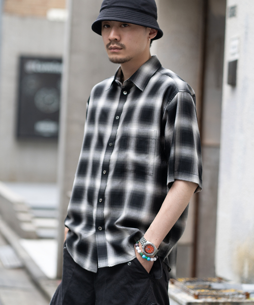 WISM（ウィズム）の「NAMELESSNESS / ネームレスネス Ombre Check SHIRT S/S（シャツ/ブラウス・メンズ・ブラック/サックスブルー・2/3）」の2枚目の写真