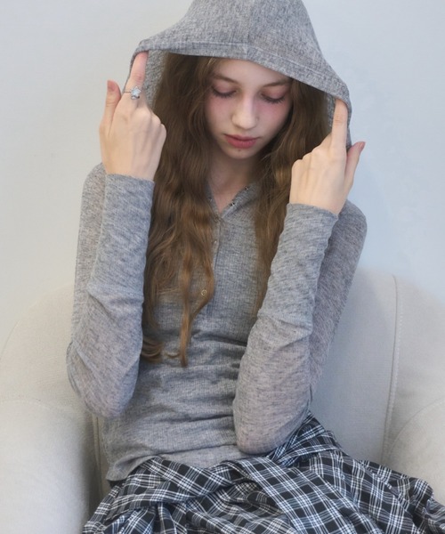 Birthday room(バースデイルーム)の「シアーフードヘンリーネックロンT/sheer hooded henry neck long t-shirt(Tシャツ/カットソー・レディース・グレー/ピンク・FREE)」の7枚目の写真