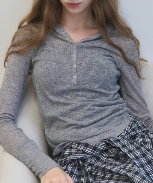 Birthday room(バースデイルーム)の「シアーフードヘンリーネックロンT/sheer hooded henry neck long t-shirt(Tシャツ/カットソー・レディース・グレー/ピンク・FREE)」の4枚目の写真