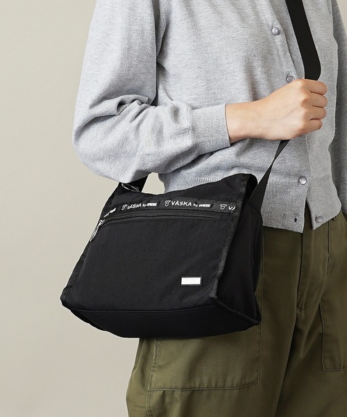 moz（モズ）の「【VASKA by moz】ヴェスカ バイ モズ ショルダーバッグ VZNS-01（ショルダーバッグ・レディース・イエロー/ブラック/グレイッシュブルー/グレー・ONE SIZE）」の2枚目の写真